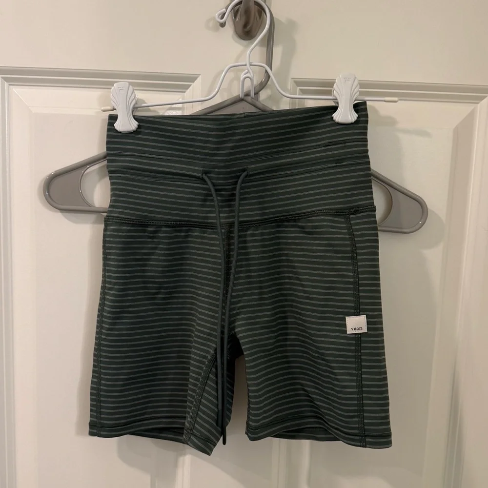 Women’s vuori daily shorts aspen green/white stripes XS